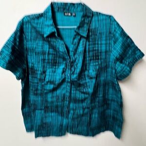 APT 9 LADIES TURQUOISE & BLACK PATTERNED SHORT SLEEVE SIZE 3X BLOUSE. LIKE NEW